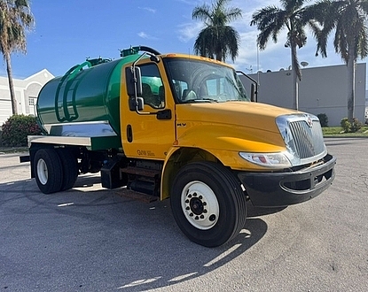 2020 International MV607 162,291 miles, NEW 2,500 gal steel