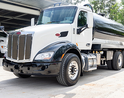 2022 Peterbilt 579 Paccar MX13, Automatic NEW 4,000 gallon vacuum tank