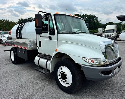 2019 International 4300 non cdl NEW 2,000 gal lcm vacuum tank, new wally!
