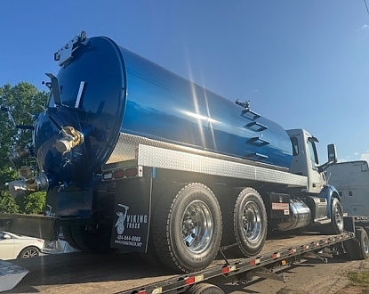 2020 Peterbilt 579 50k miles! NEW 4000 gallon steel vacuum tank new B500
