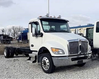 STOCK#158246 NEW 2025 Kenworth T270 white non cdl NEW 2,500 gal