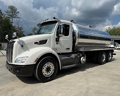 2020 Peterbilt 579 118,939 miles! NEW 4,000 gallon aluminum vacuum tank