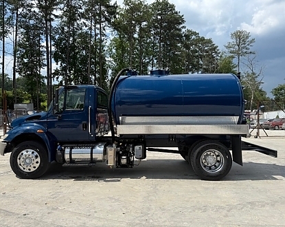 2018 International 4300 NEW 2500 gal steel vacuum tank new pump