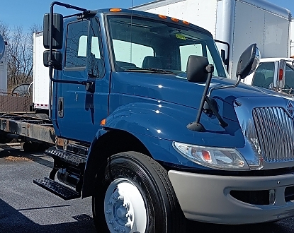 2018 International 134k miles NEW 2,500 gal steel tank matching cab paint
