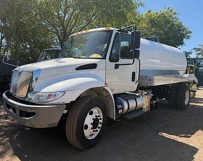 2018 International NEW 2,500 gal LCM steel tank NEW B500 blower