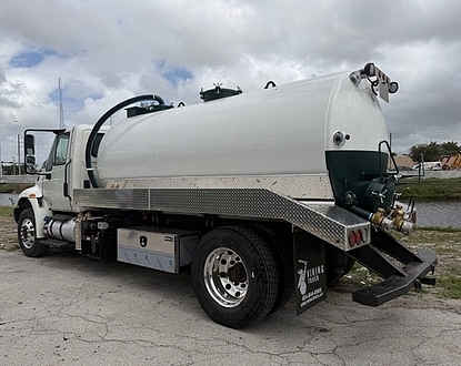 2018 International NEW 2,500 gal LCM steel tank NEW B500 blower