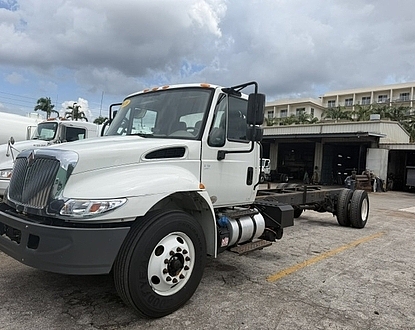 2018 International 4300,non cdl, 175,844 miles! NEW 2,500 gal steel new pump