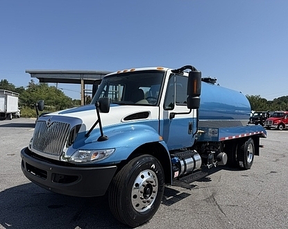 2019 International,94,516 miles! 4300 NEW 2,500 gal steel lcm vacuum tank new wally!