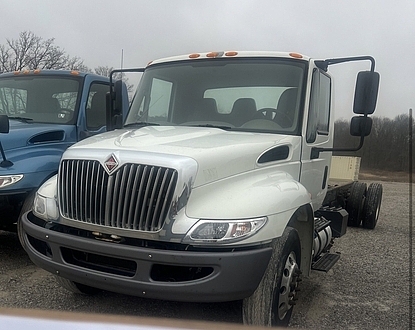 Internatonal low miles porto potty truck 2000 gal