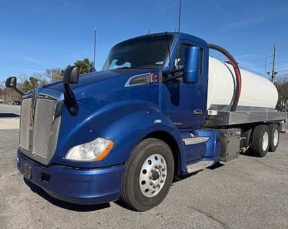 2021 Kenworth T680,239,121 miles,NEW 4,000 gal 2 compartment steel LCM Build , jetter build