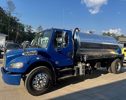 2019 Freightliner non cdl! 127,801 miles! NEW 2,500 gal aluminum vacuum tank, NEW NVE B500 Blower!