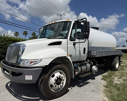 2019 International 4300 121k miles!! NEW 2,500 gal lcm tank new masport mamba