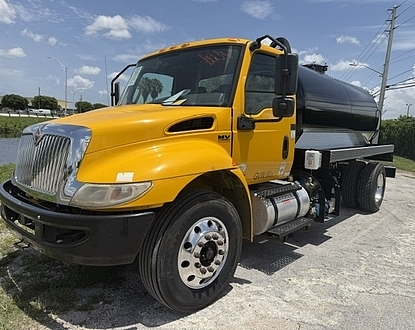 2021 International MV Extra clean!!! NEW 2,500 gal steel NEW Moro Turbo 630X3