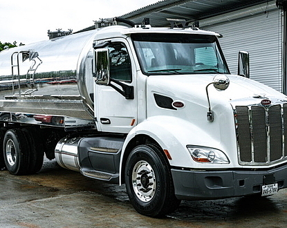 2020 Peterbilt 579 120,301 miles! NEW 4,000 GALLON ALUMINUM VACUUM TANK