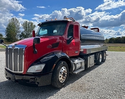2019 Peterbilt 579, NEW 3,600 gal steel tank NEW 4310 Blower! 940 CFM!
